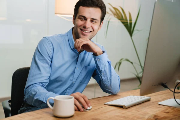 Hombre Negocios Sonriente Sentado Escritorio Oficina Trabajando Computadora —  Fotos de Stock
