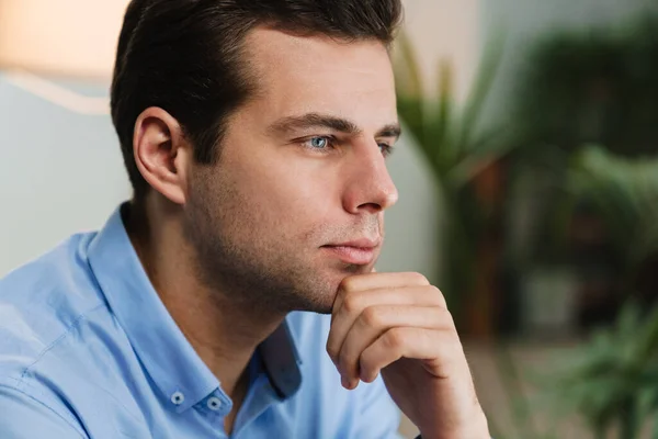 Primer Plano Joven Hombre Negocios Una Oficina Moderna — Foto de Stock