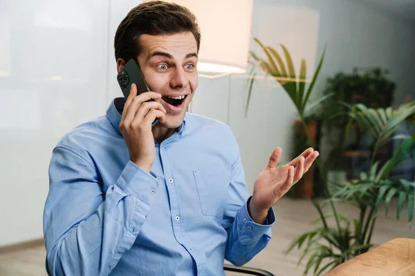 Sonriendo Emocionado Joven Empresario Guapo Utilizando Teléfono Móvil Mientras Está —  Fotos de Stock