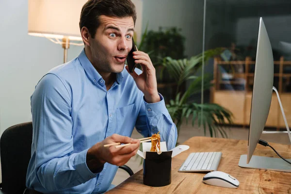 Feliz Joven Hombre Negocios Guapo Usando Teléfono Móvil Mientras Almuerza —  Fotos de Stock