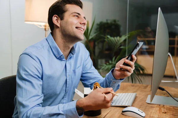 Selamat Pria Bisnis Muda Tampan Menggunakan Ponsel Saat Makan Siang — Stok Foto