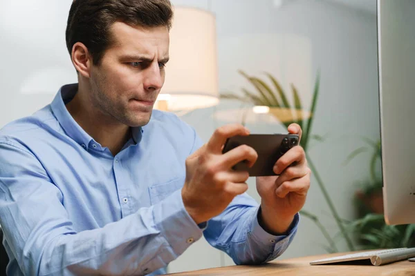 Gerente Masculino Frustrado Confuso Mirando Teléfono Móvil Mientras Está Sentado — Foto de Stock