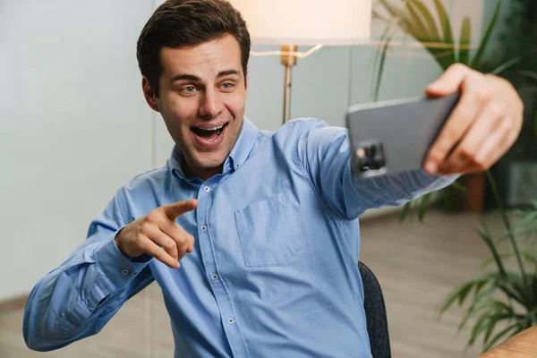 Feliz Hombre Negocios Sentado Mesa Haciendo Foto Selfie Teléfono Inteligente — Foto de Stock