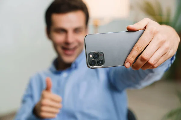 Happy Businessman Sitting Table Making Selfie Photo Smartphone Office — Stock Photo, Image