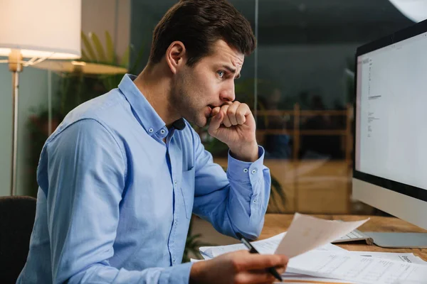 Joven Hombre Negocios Pensativo Que Trabaja Con Papeles Mientras Está — Foto de Stock