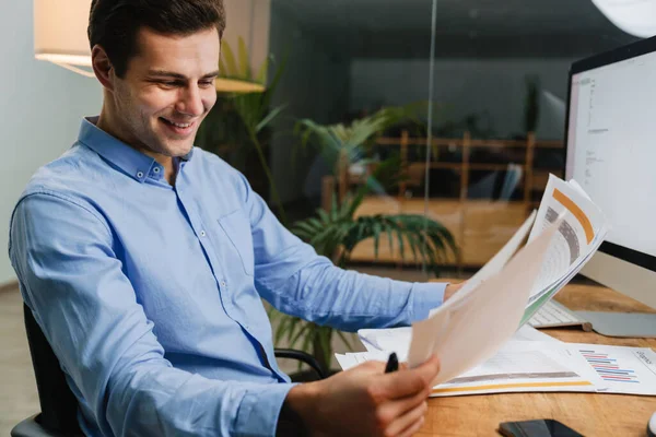 Feliz Joven Alegre Celebrando Éxito Mientras Está Sentado Oficina Con —  Fotos de Stock