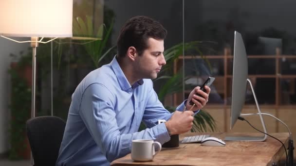 Gömlekli Bir Adamın Sopayla Bir Kutudan Bir Şey Yerken Ofiste — Stok video