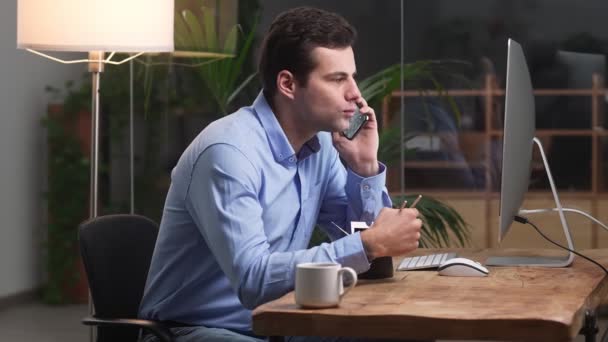 Vista Lateral Hombre Una Camisa Comiendo Algo Una Caja Con — Vídeo de stock