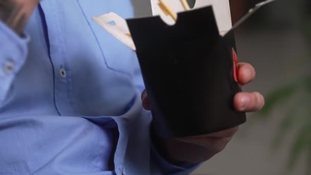 Visão Close Uma Mão Masculina Uma Camisa Segurando Uma Comida — Vídeo de Stock