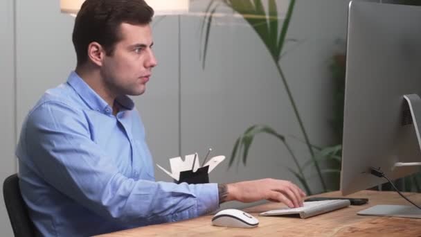 Side View Man Shirt Eating Something Box Sticks Typing Keyboard — Stock Video