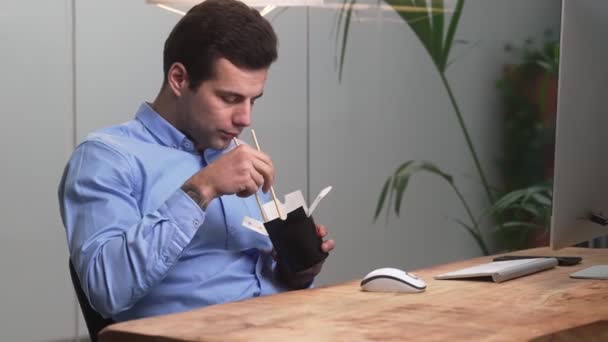 Bir Ofiste Masada Otururken Bir Kutudan Sopayla Bir Şeyler Yiyen — Stok video