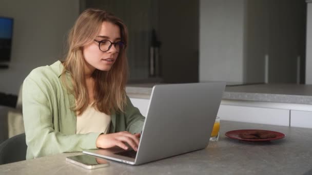 Wanita Itu Mengintip Layar Laptop Dan Bersukacita Pada Sesuatu Sambil — Stok Video