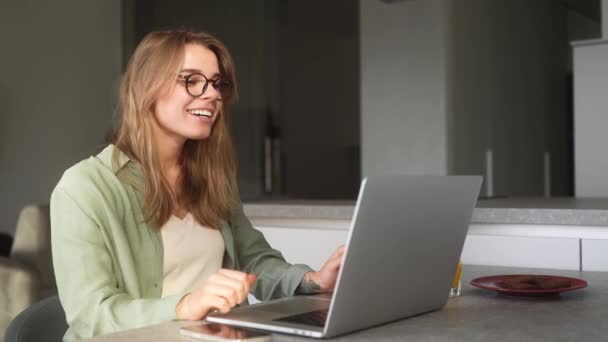 Donna Felice Che Parla Tramite Videochiamata Sul Computer Portatile Saluta — Video Stock