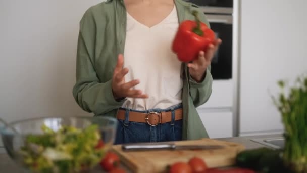 Una Mujer Sonriente Tirando Pimienta Una Mano Otra Mientras Está — Vídeos de Stock