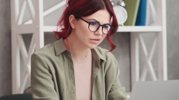 Eine Unzufriedene Frau Mit Brille Arbeitet Während Sie Büro Tisch — Stockvideo