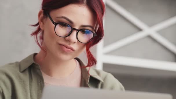 Una Donna Positiva Con Gli Occhiali Sta Lavorando Ufficio — Video Stock