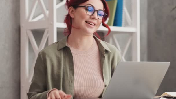 Eine Positive Frau Mit Brille Spricht Mit Videoverbindung Die Büro — Stockvideo