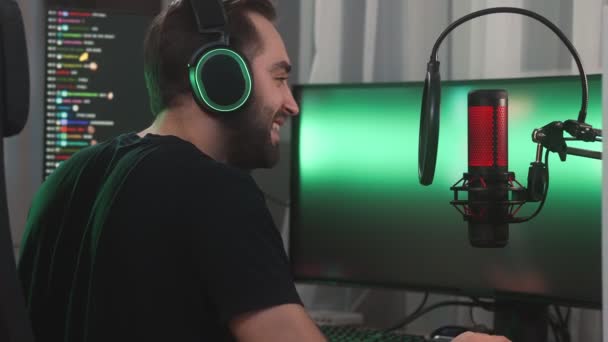 緑の画面が表示され プロの強力なコンピュータ上でオンラインビデオゲームをストリーミング幸せな男のゲーマーは家に座って — ストック動画