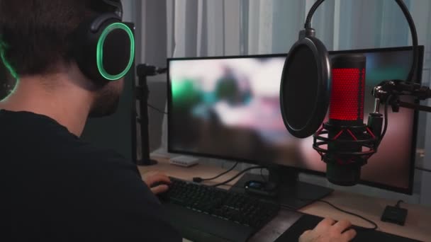 Uma Visão Lateral Homem Bonito Gamer Usando Fones Ouvido Streaming — Vídeo de Stock