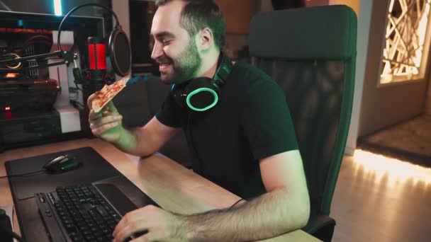 Homme Heureux Gamer Est Streaming Jeux Vidéo Ligne Sur Ordinateur — Video