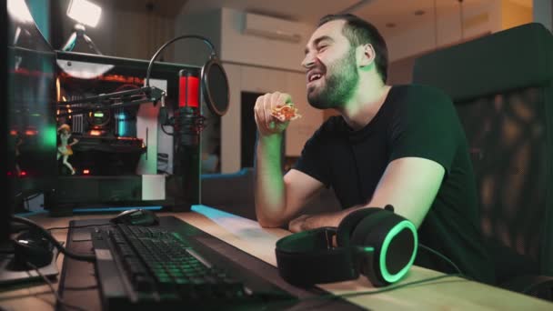 Jogador Homem Positivo Está Olhando Para Seu Computador Poderoso Enquanto — Vídeo de Stock