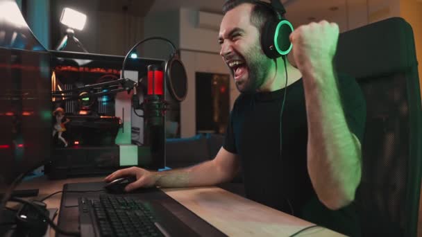 Streamer Homem Feliz Está Ganhando Videogames Computador Poderoso Profissional Sentado — Vídeo de Stock