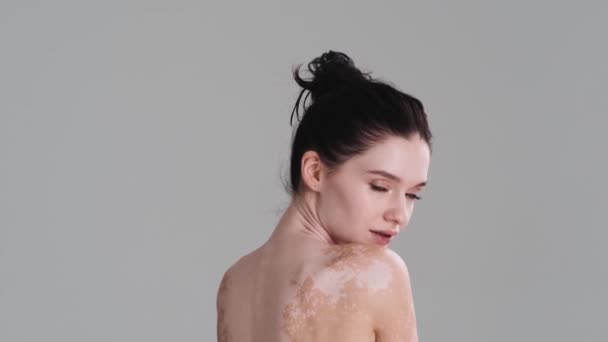 Una Vista Trasera Una Bonita Mujer Semidesnuda Posando Pie Aislada — Vídeo de stock