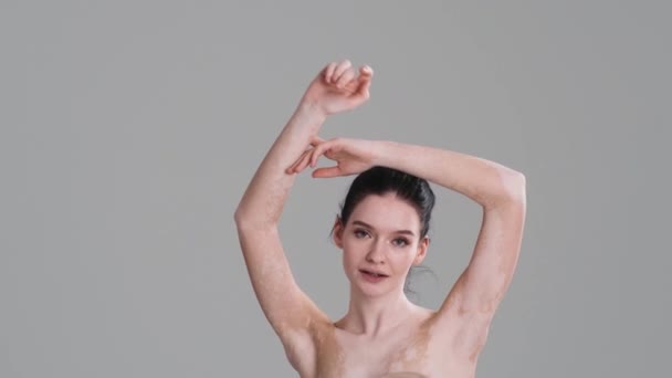Ідеальна Половина Гола Жінка Позує Камеру Піднімаючи Руки Стоячи Ізольовано — стокове відео