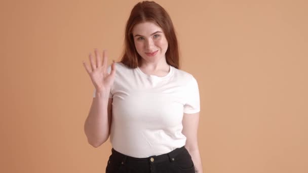 Une Femme Rousse Positive Taille Agite Main Caméra Faisant Geste — Video