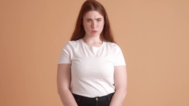 Een Serieuze Roodharige Vrouw Schudt Haar Hoofd Negatief Staand Geïsoleerd — Stockvideo