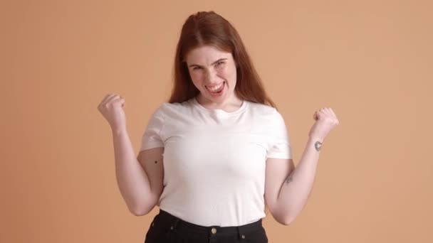 Une Femme Rousse Heureuse Taille Fait Geste Gagnant Debout Isolée — Video