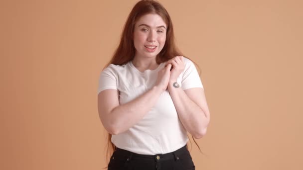 Een Tevreden Size Roodharige Vrouw Kijkt Naar Camera Staat Geïsoleerd — Stockvideo