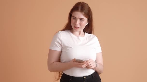 Een Positieve Size Roodharige Vrouw Danst Geïsoleerd Een Beige Muur — Stockvideo