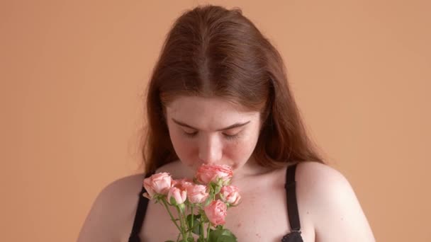 Närbild Vacker Storlek Rödhårig Kvinna Poserar Med Blommor Stående Isolerade — Stockvideo