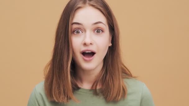 Une Jeune Femme Surprise Regarde Caméra Debout Isolée Dessus Mur — Video