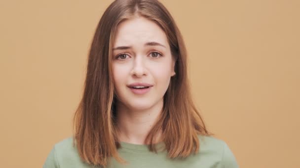 Une Jolie Jeune Femme Regarde Quelque Chose Mignon Debout Isolé — Video