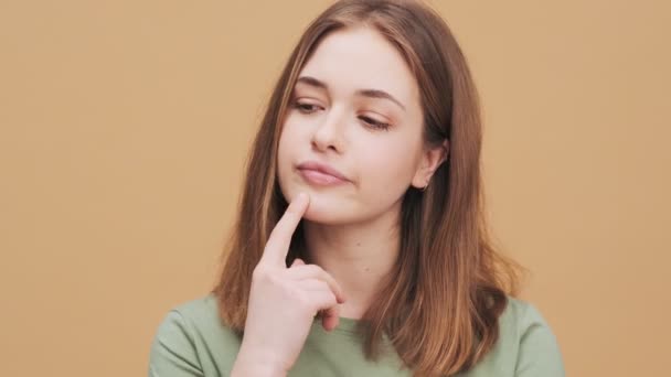 Uma Jovem Feliz Está Pensando Algo Enquanto Levanta Dedo Isolado — Vídeo de Stock