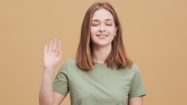 Μια Όμορφη Νεαρή Γυναίκα Κάνει Μια Χειρονομία Χαιρετισμού Στέκεται Απομονωμένη — Αρχείο Βίντεο