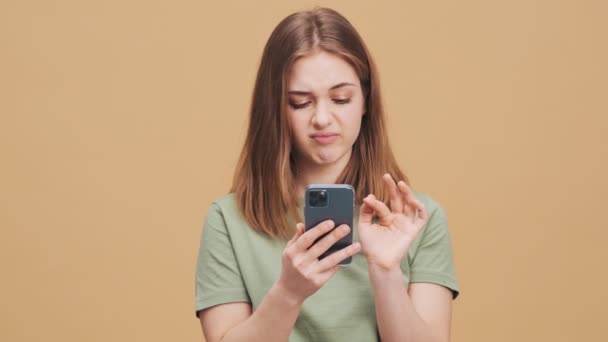 Eine Hübsche Junge Frau Steht Mit Ihrem Smartphone Isoliert Über — Stockvideo