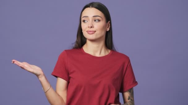 Forvirret Ung Kvinde Trækker Skuldrene Stående Isoleret Lilla Baggrund Studiet – Stock-video