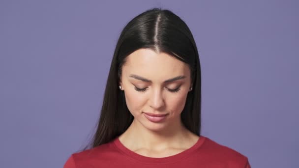 Vacker Ung Kvinna Tittar Kameran Stående Isolerad Över Lila Bakgrund — Stockvideo