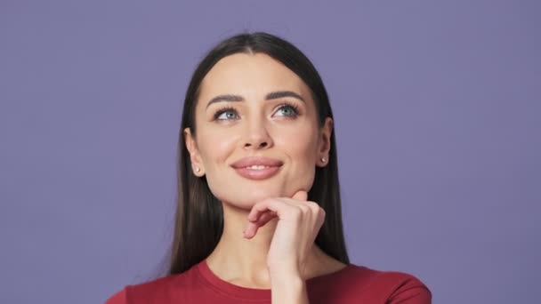 Uma Jovem Sonhadora Está Posando Para Câmera Isolada Sobre Fundo — Vídeo de Stock