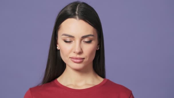 Missnöjd Ung Kvinna Öppnar Ögonen Och Tittar Kameran Stående Isolerad — Stockvideo