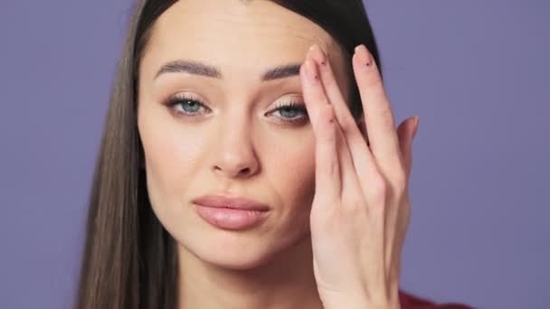 Une Jeune Femme Souriante Regarde Caméra Tout Corrigeant Coiffure Debout — Video