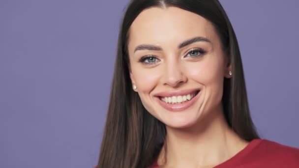 Närbild Glad Ung Kvinna Blinkar Till Kameran Stående Isolerad Över — Stockvideo