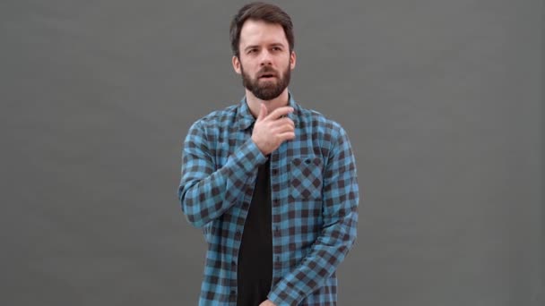 Hombre Reflexivo Con Camisa Cuadros Pensando Algo Mostrando Gesto Pulgar — Vídeos de Stock