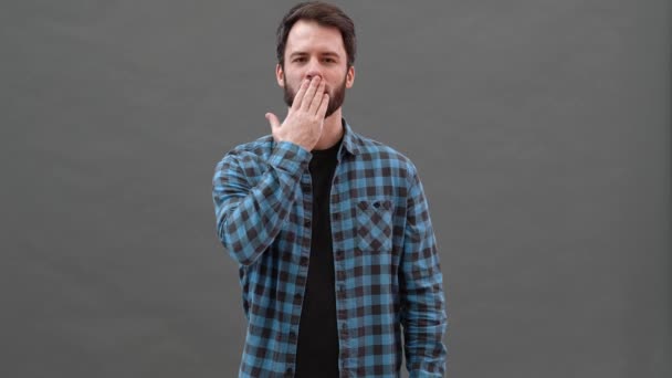 Hombre Sonriente Con Camisa Cuadros Enviando Beso Aire Estudio Gris — Vídeos de Stock