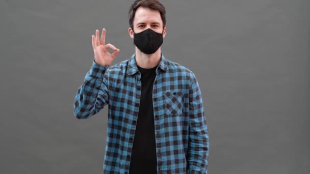 Lycklig Man Svart Skyddsmask Som Visar Okej Gest När Han — Stockvideo