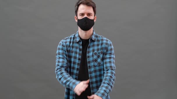 Homem Confiante Uma Máscara Protetora Descartável Mostrando Nenhum Gesto Com — Vídeo de Stock