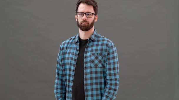 Hombre Ignorante Con Gafas Extendiendo Sus Manos Los Lados Estudio — Vídeos de Stock